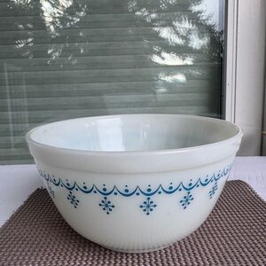 Vintage Pyrex Snowflake‎ Garland #402 Mixing Bowl 1.5 qt